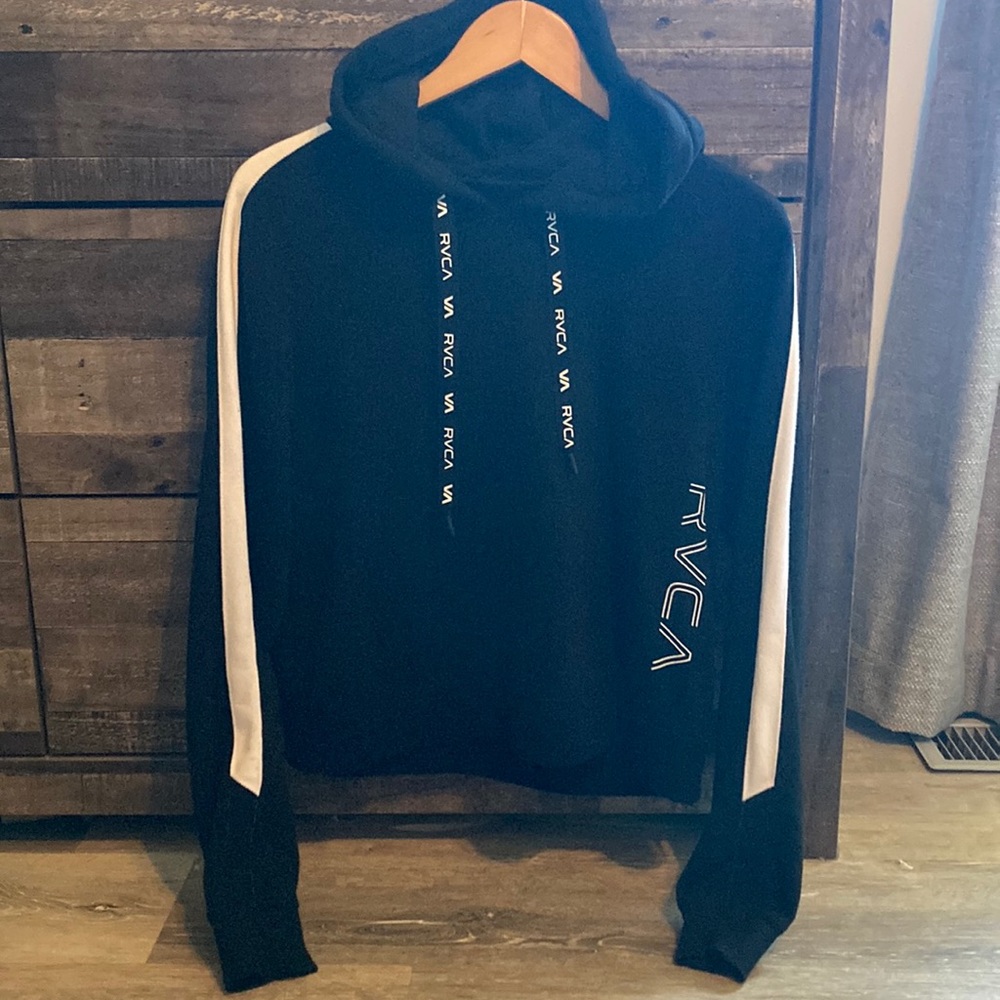 RVCA: slightly cropped hoodie